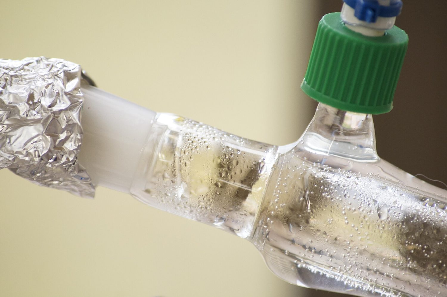 A round-bottomed flask of boiling liquid with a vertical condenser returning the vapour
